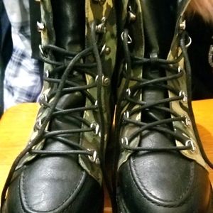 Womens black/army boot